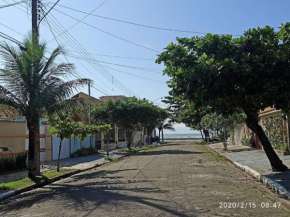 Casa espaçosa 100 metros da praia,para ate 12 pessoas